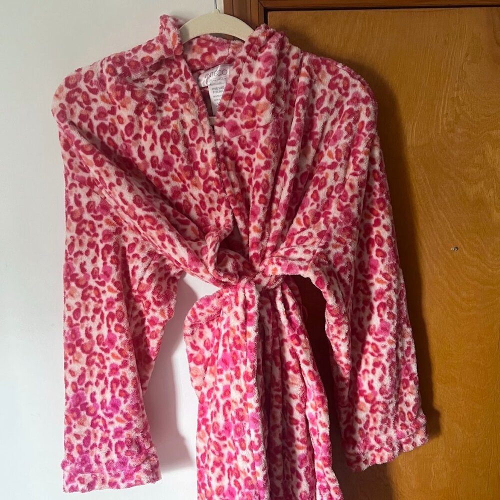Inteco Intimates Pink Leopard Print Robe - Picture 2 of 3